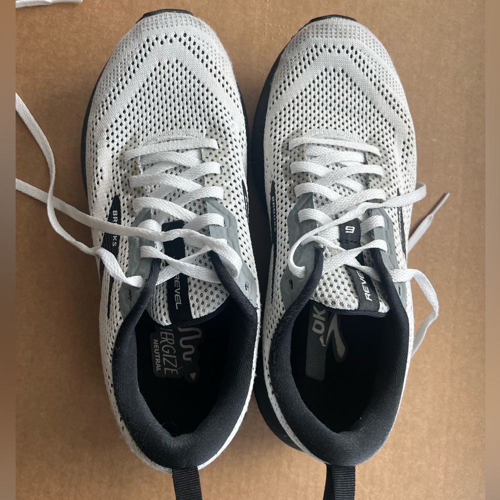 Brooks Revel 6 Black and White Running Shoes - Picture 7 of 16